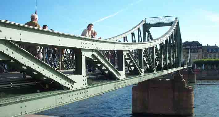 Obiective turistice Frankfurt, Eiserner Steg