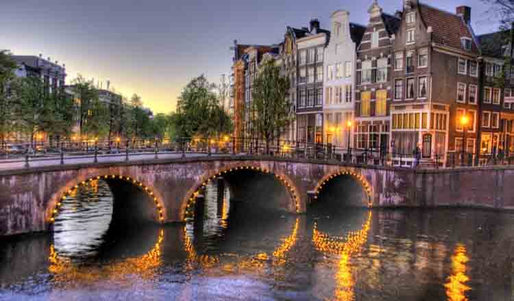 Canalele din Amsterdam