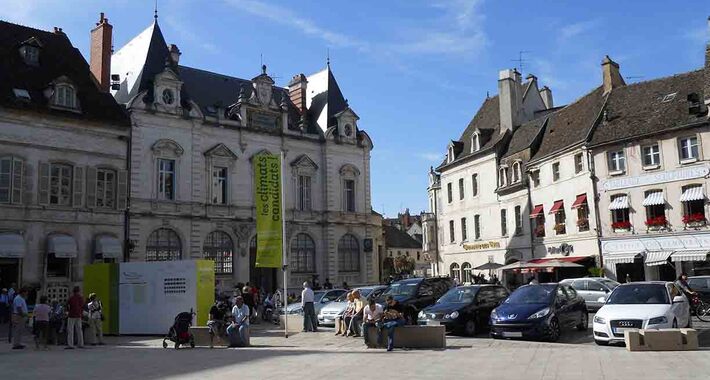 Obiective turistice Beaune, Place de la Halle