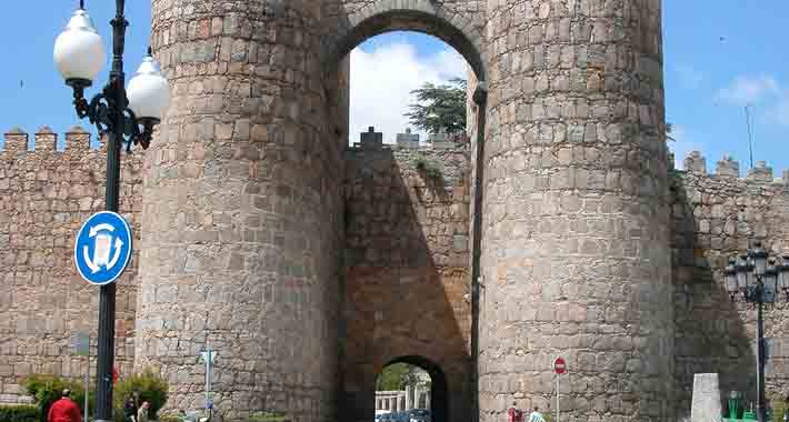 Obiective turistice Avila, Puerta de San Vicente