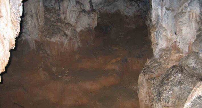 Obiective turistice Kastelli, Pestera Trapeza