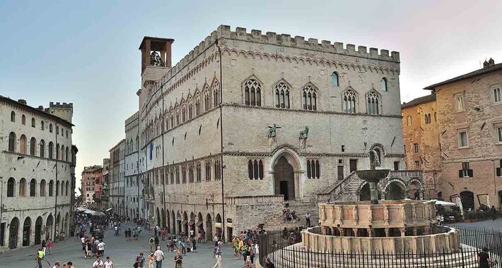 Obiective turistice Perugia, Piazza IV Novembre