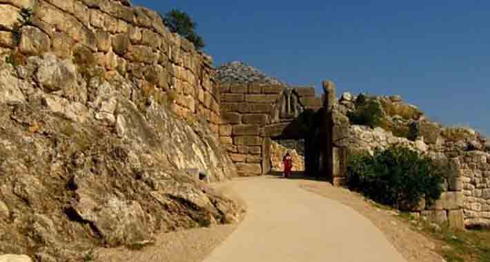 Obiective turistice Micene, Morminte-galerie