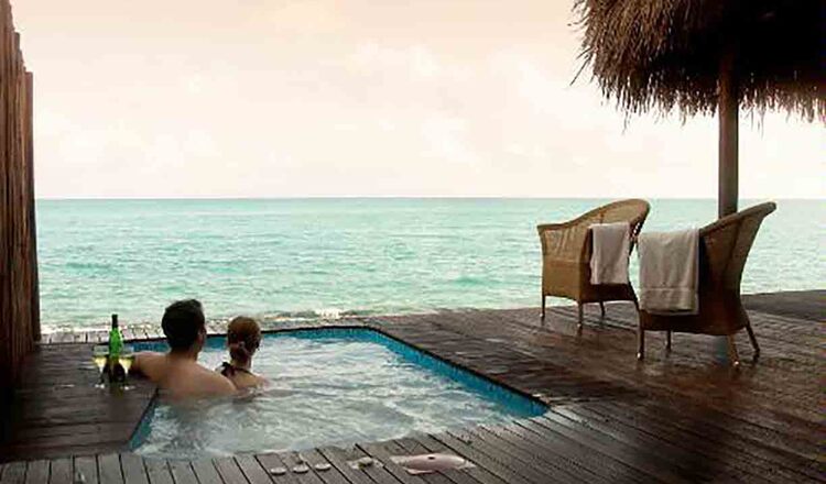 10 locuri de lux, unde se poate dormi pe plaja