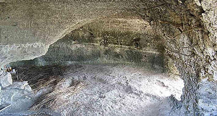 Obiective turistice Kamen Briag, Grotele