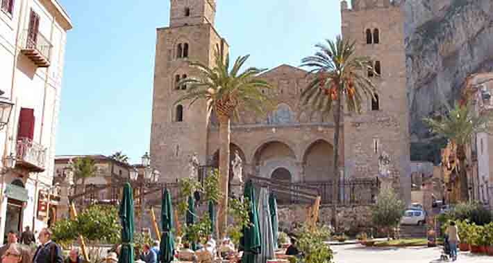 Obiective turistice Cefalu, Piazza del Duomo