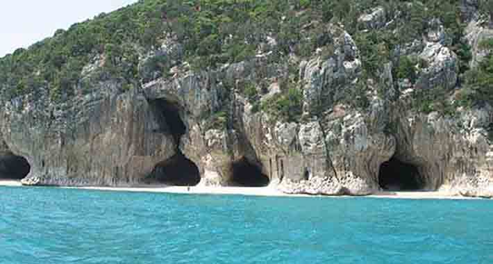 Obiective turistice Sardinia, Cala Gonone