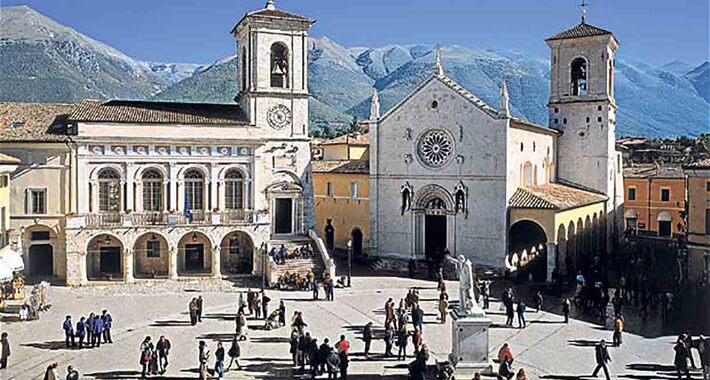Obiective turistice Norcia, Piazza San Benedetto