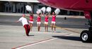 Record mondial Zsolt popey sinka a tras cu dintii un avion de peste 50 de tone