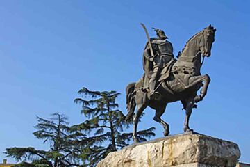 Tirana - Statuia regelui Skanderberg 