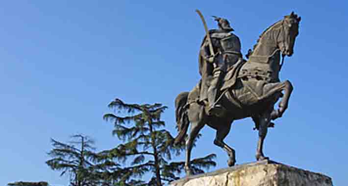 Obiective turistice Tirana, Statuia regelui Skanderberg 