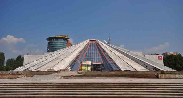 Obiective turistice Tirana, Centrul Cultural Piramida