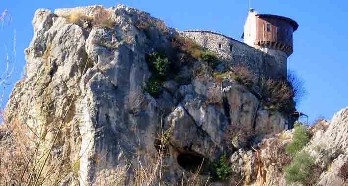 Obiective turistice Tirana, Castelul Petrela