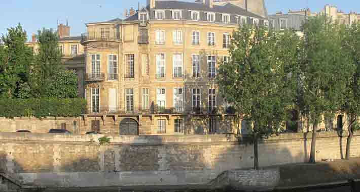 Obiective turistice Paris, Plimbare pe insula