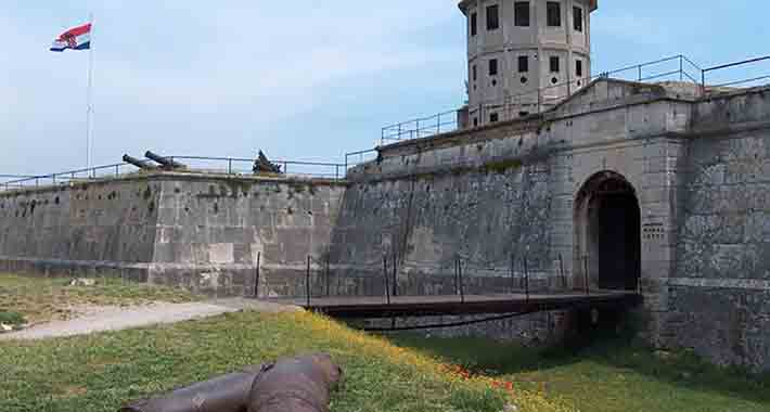 Obiective turistice Pula, Kastel