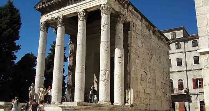 Obiective turistice Pula, Augustov Hram