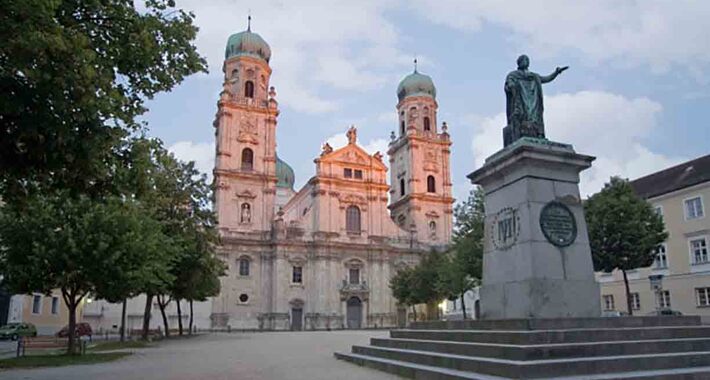 Obiective turistice Passau, Piata Catedralei
