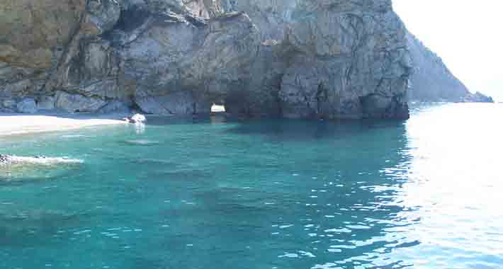 Obiective turistice Alonissos, Pestera Albastra