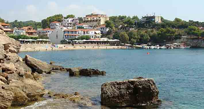 Obiective turistice Alonissos, Plaja Roussoum Gialos