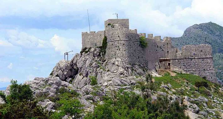 Obiective turistice Omis, Fortareata Starigrad