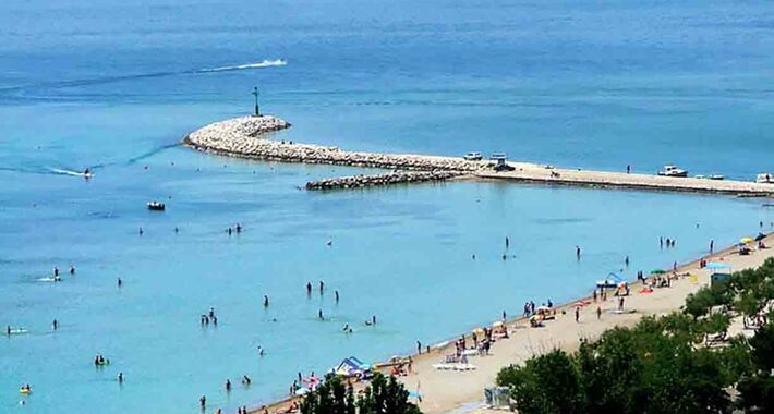 Obiective turistice Omis, Plaja Velika Plaza