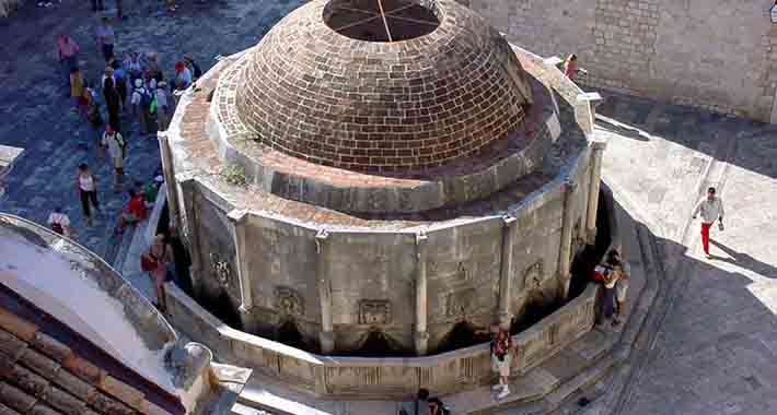 Obiective turistice Dubrovnik, Fantana Velika Onofrijeva