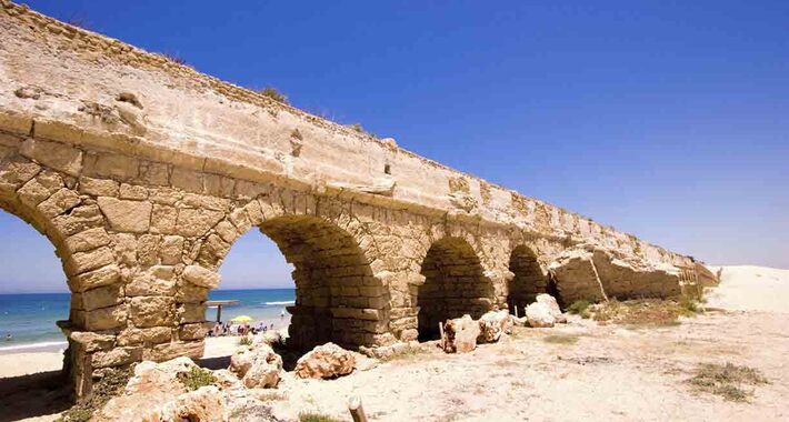 Obiective turistice Caesarea, Ruinele apeductului roman