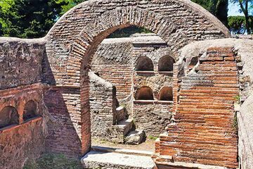 Ostia - ​Ruinele mormantului roman din Ostia