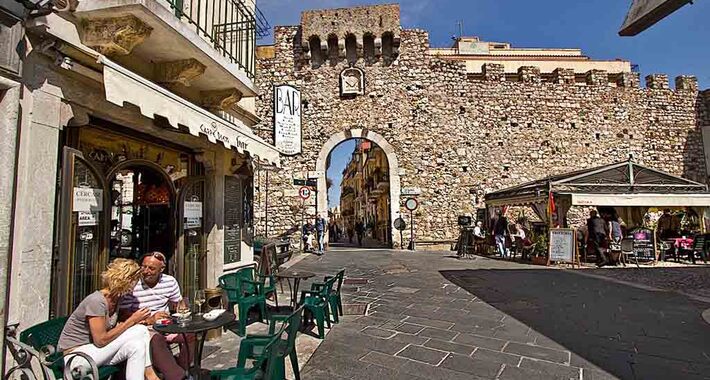 Obiective turistice Taormina, ​Porta Catania si Palazzo Duca di Santo Stefano