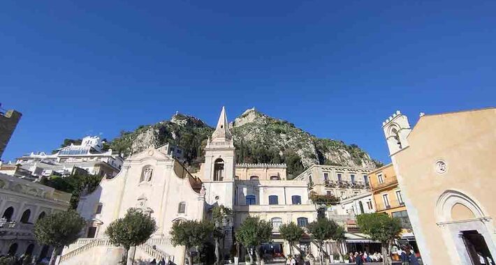 Obiective turistice Taormina, Piazza IX Aprile