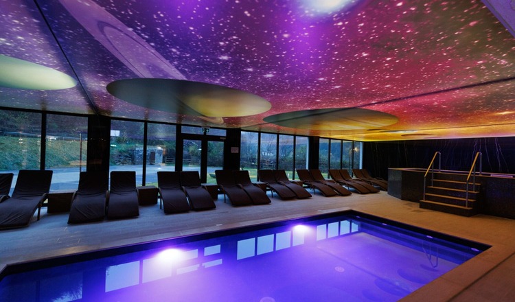 Oferă-ți clipe de neuitat într-un concediu petrecut într-un hotel cu piscină la munte